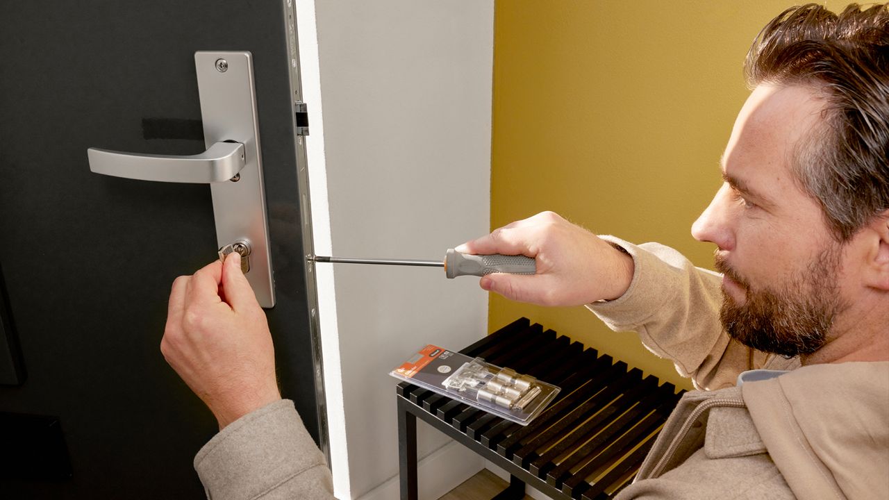 Installatie Nemef hang- en sluitwerk