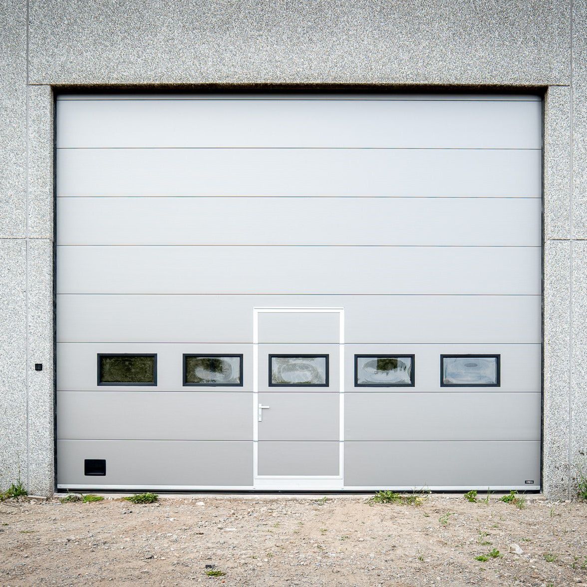 Installation of 2 Dynaco I-14P sectional overhead doors at Devoldere Transport in Tielt with our partner Vermeiren