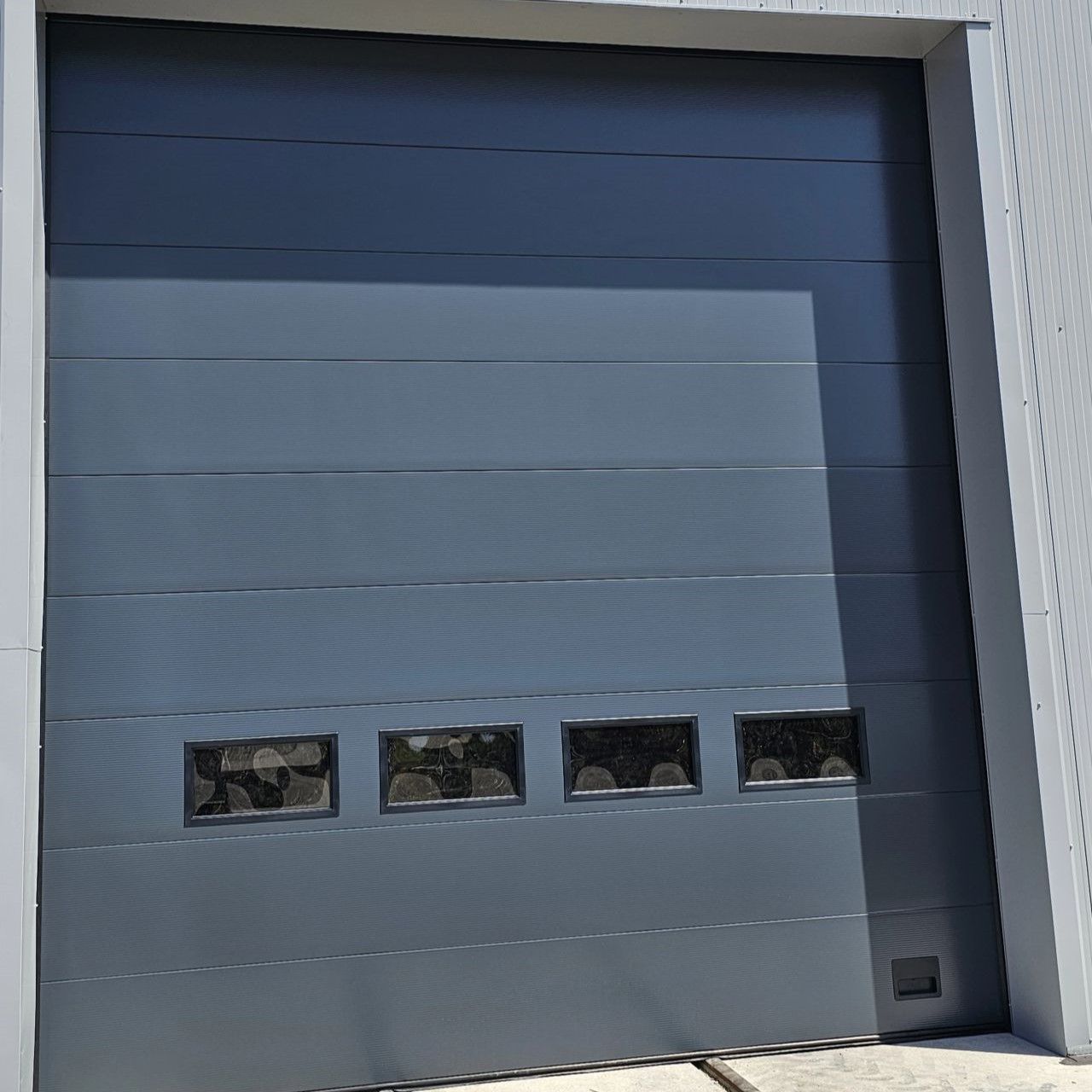 Installation von 9 Dynaco I-14P Sektionaltoren bei Locabri durch MZM Garage