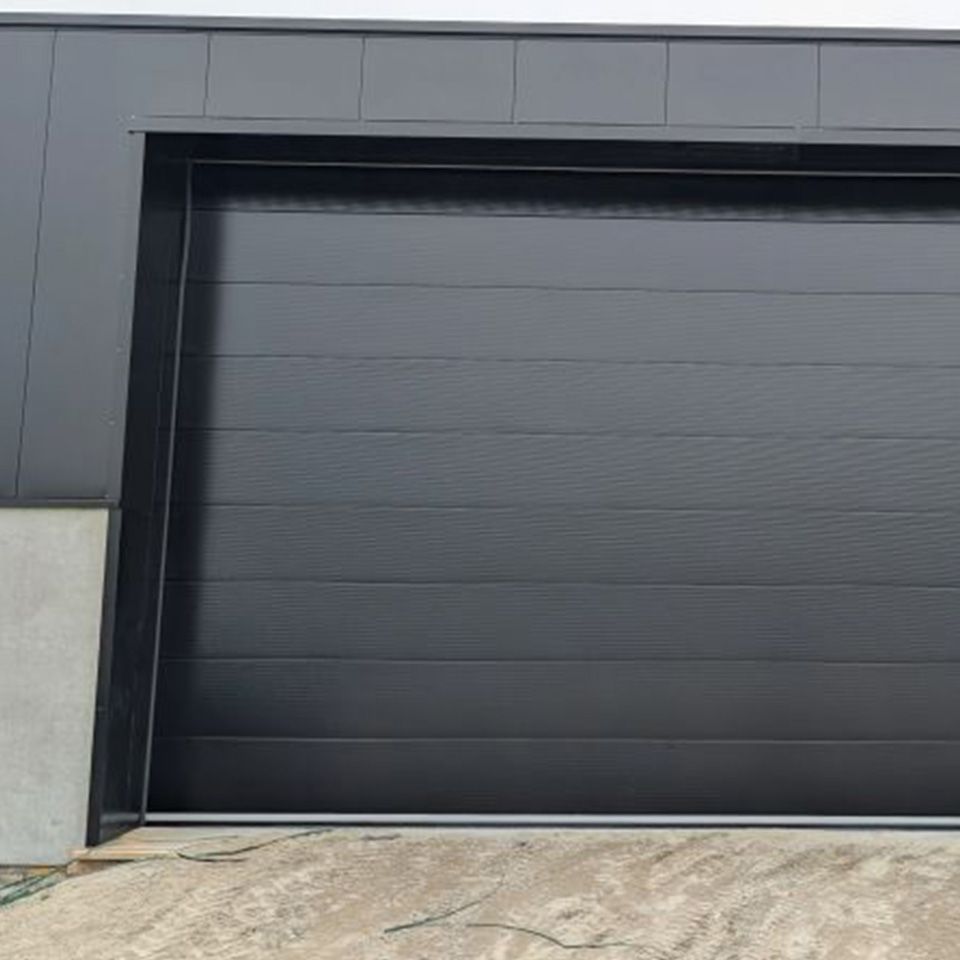 Een 9x4,8 meter grote deur nauwkeurig geïnstalleerd in Serooskerke door Van Meel Montage