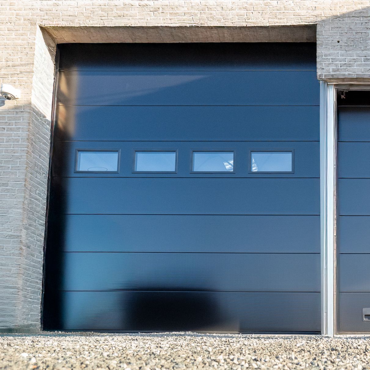 Vermeiren installs four weather-resistant Dynaco I-14P doors for Garage Van Der Plas in Opwijk