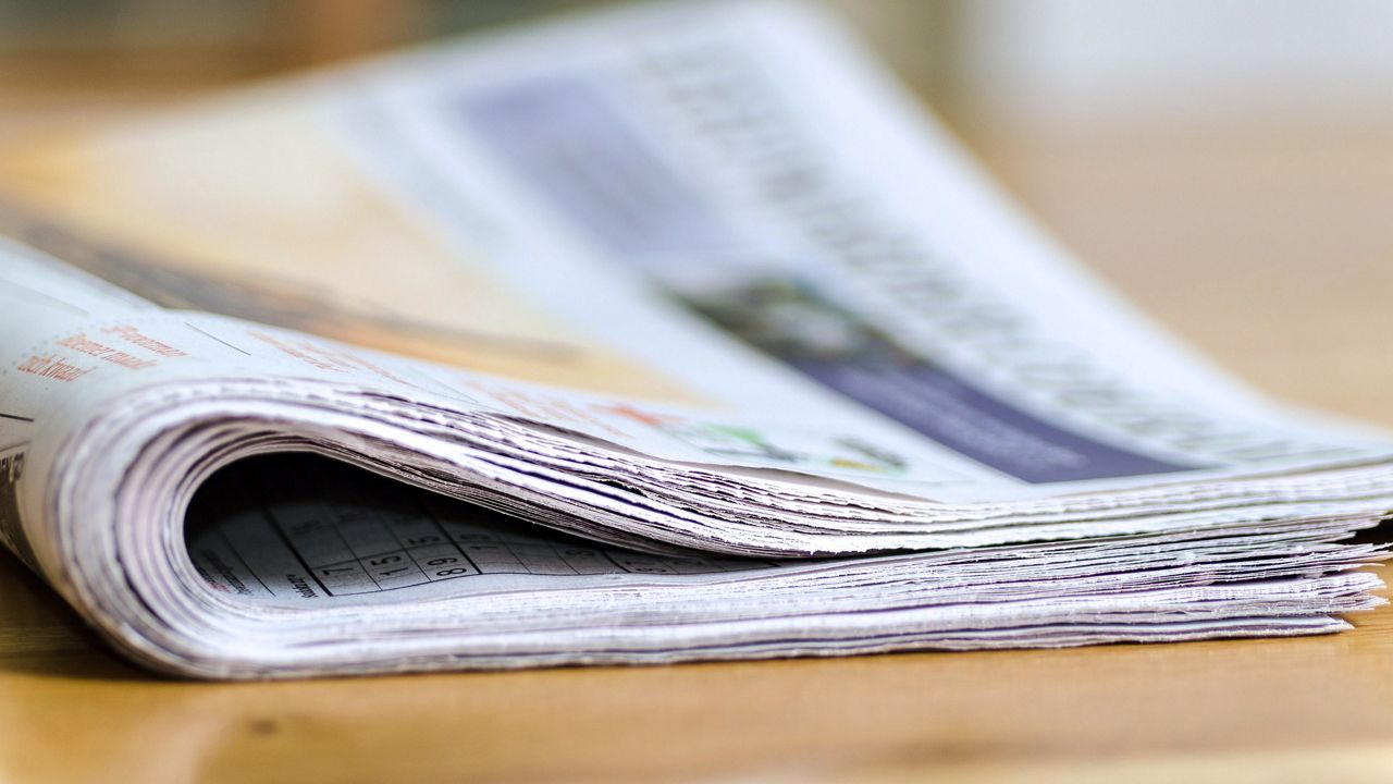 Giornale cartaceo su un tavolo