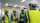 Des professionnels en gilet jaune collaborant ensemble sur le terrain