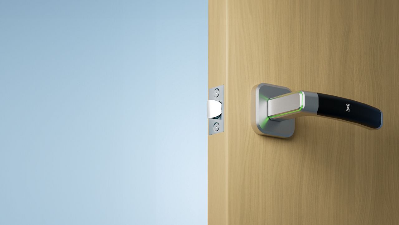 Vingcard Novel electronic lock on door