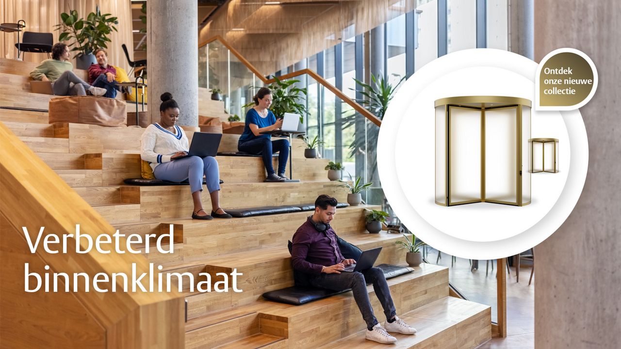 Houten trap in een openbaar gebouw die ook dienst doet als zitbank. Vijf mensen zitten er met kussens, werkend op laptops of in overleg. Op de achtergrond een Orion draaideur die bijdraagt aan een comfortabel binnenklimaat.