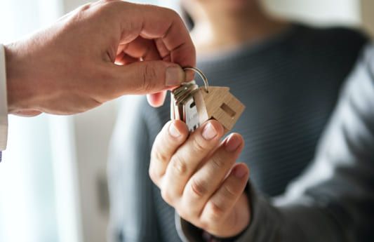 remise de clés entre une propriétaire et un locataire