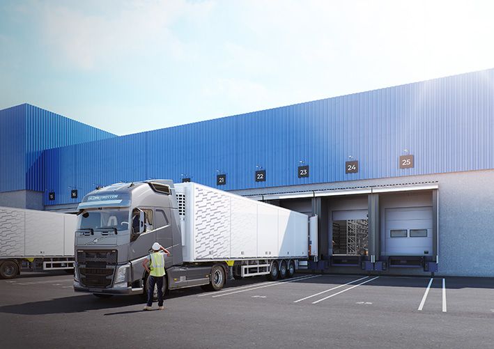 Een vrachtwagen die voor een laad- en lossysteem staat van ASSA ABLOY Entrance Systems