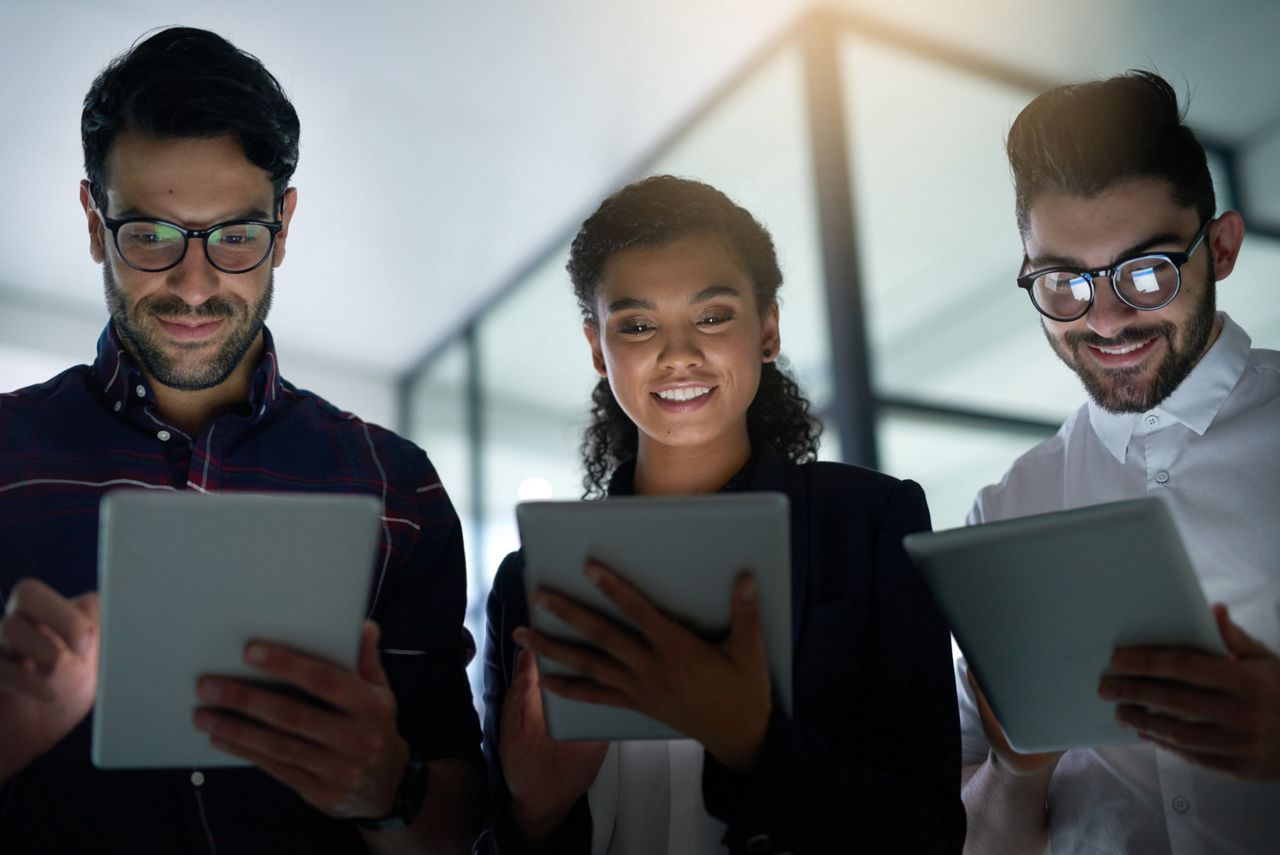 Personnes sur des tablettes inscrivant des avis sur Point Fort Fichet
