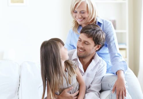 la sérénité se lit sur les visages de cette famille qui a été conseillé par le serrurier l'expert le plus proche de chez eux