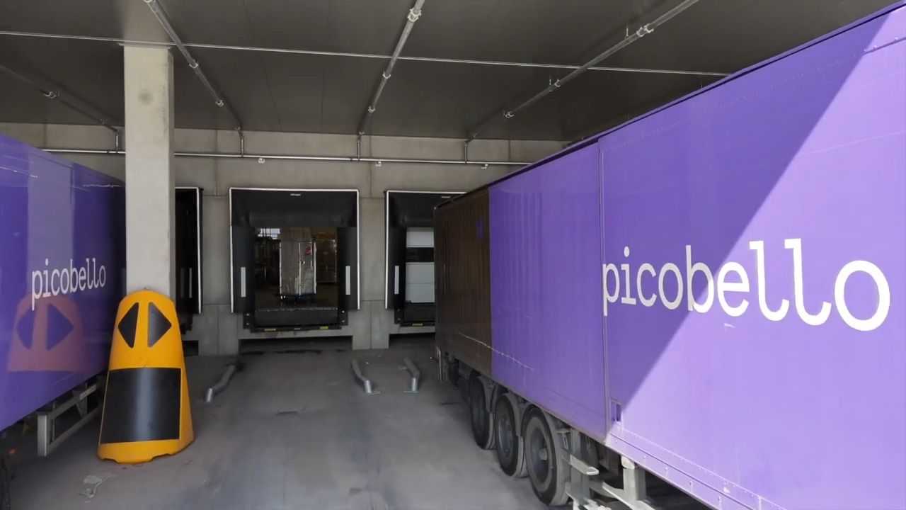 Portes de chargement ASSA ABLOY pour lesquelles des camions violets se tiennent à Picobello