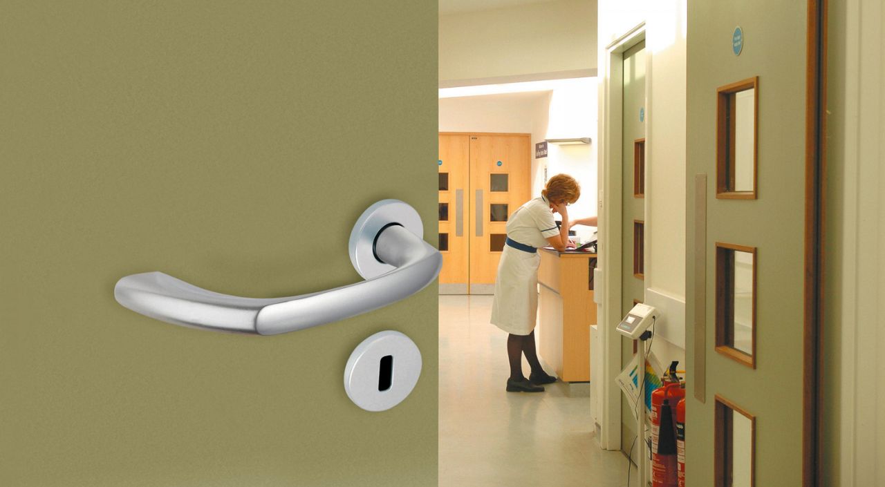 Porte équipée d'une poignée Alto Xl dans un hopital afin de faciliter la circulation dans les espaces