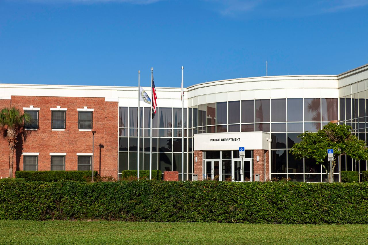Extérieur d’un bâtiment de service de police