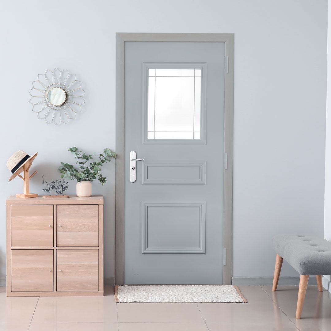 Porte blindée Fichet de maison modèle Forstyl+ S grise avec vitrage vue interieure