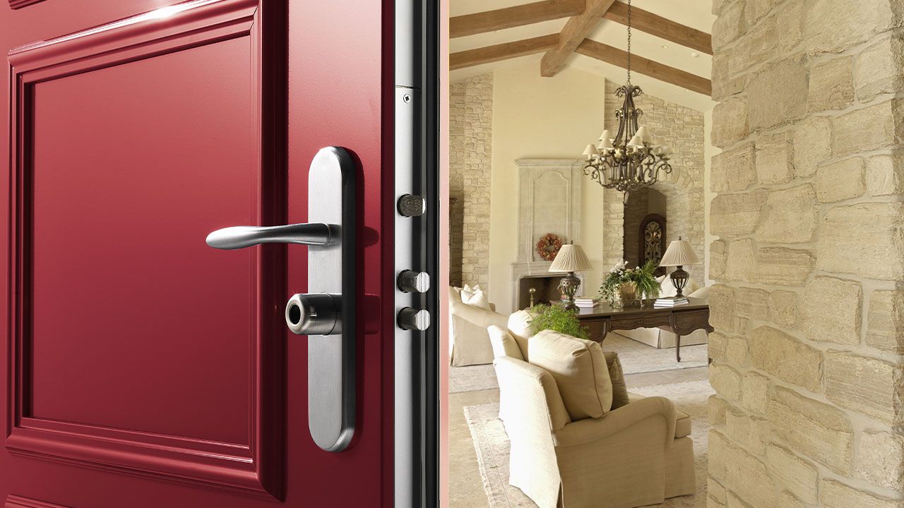 Porte blindée Fichet rouge ouverte avec vue sur domicile sécurisé