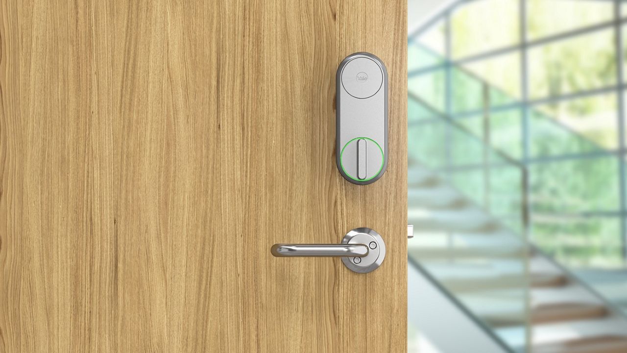 Serrure connectée Yale Linus sur une porte scandinave