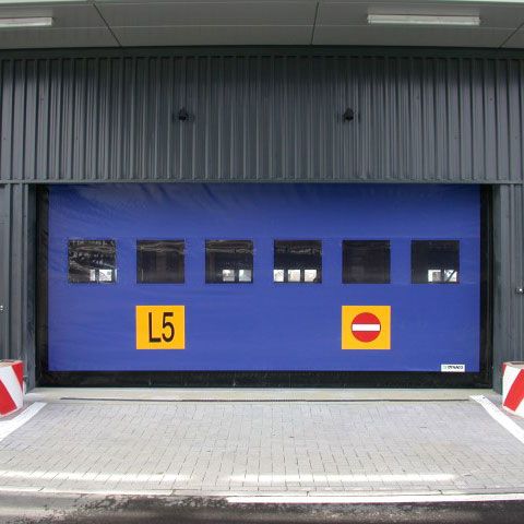Large porte rapide avec une bâche imprimée