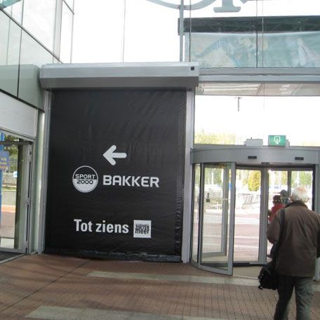 Une image d'une porte avec une bâche imprimée dans un centre commercial