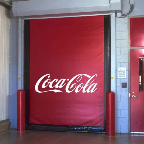 Une image d'une porte rouge avec impression Coca Cola