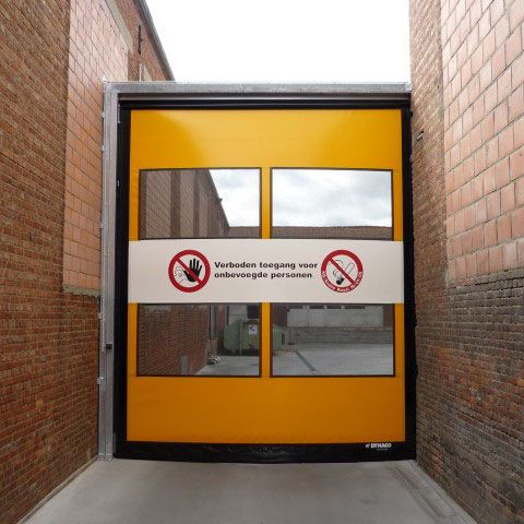 Une image d'une porte avec écrit Emergency sur la bâche