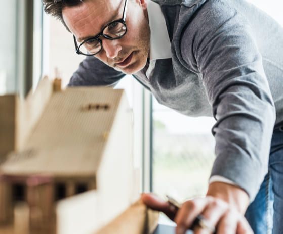 Homme contrôlant la qualité de sa maquette produit