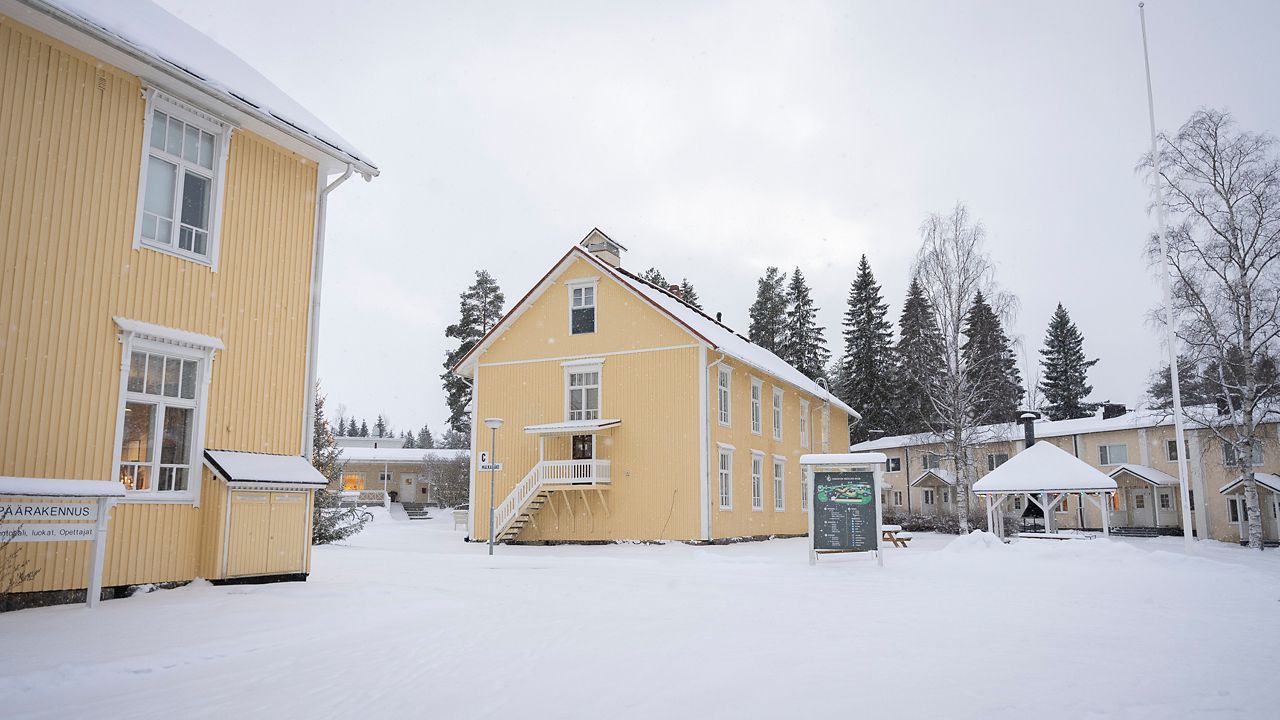 Keltaiset ulkorakennukset kuvattuna lumisena talvipäivänä