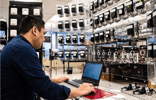 Homme devant un ordinateur pour élaborer un organigramme