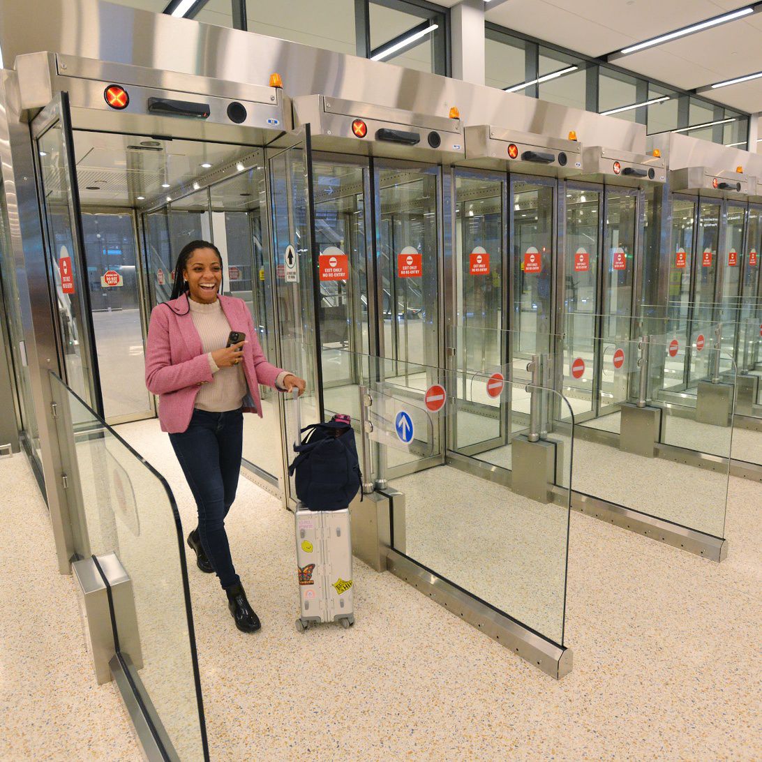 Volunteers test out Record FlipFlow exit lanes at new Kansas City International airport terminal. Credit: Carlos Moreno KCUR 89.3