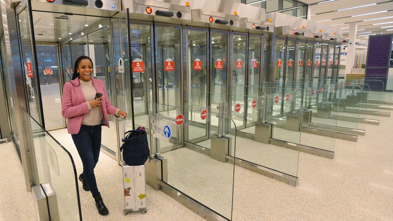 Volunteers test out Record FlipFlow exit lanes at new Kansas City International airport terminal. Credit: Carlos Moreno KCUR 89.3