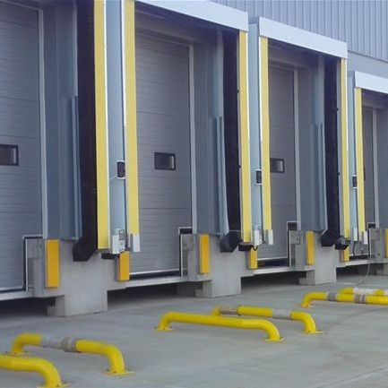 Lastauslaituri, kymmenen ovea kylmävaraston ulkopuolella