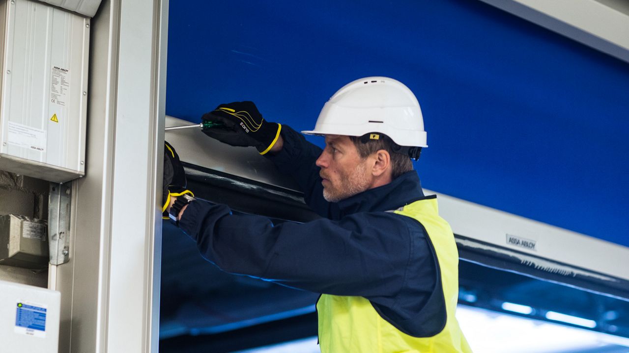 Does your high-speed door not close? ASSA ABLOY service technicians will repair your door.