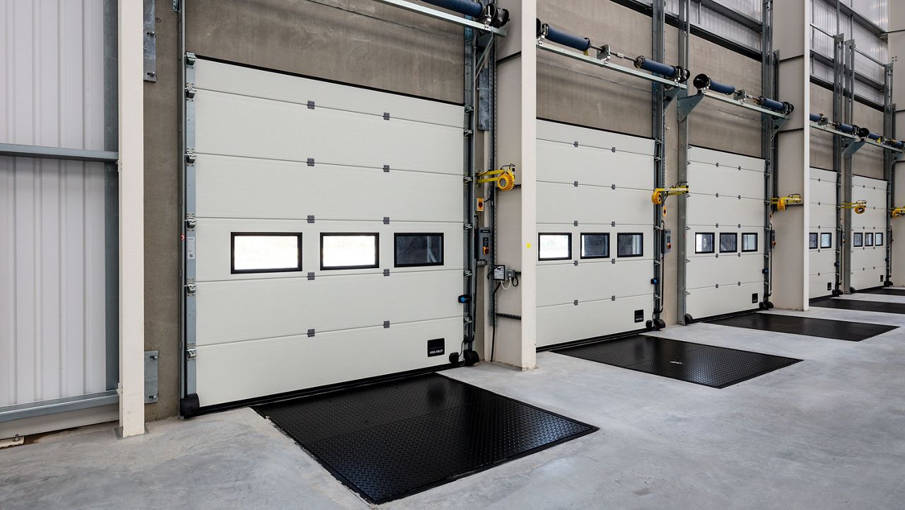 Bílá sekční vrata visící na zdi