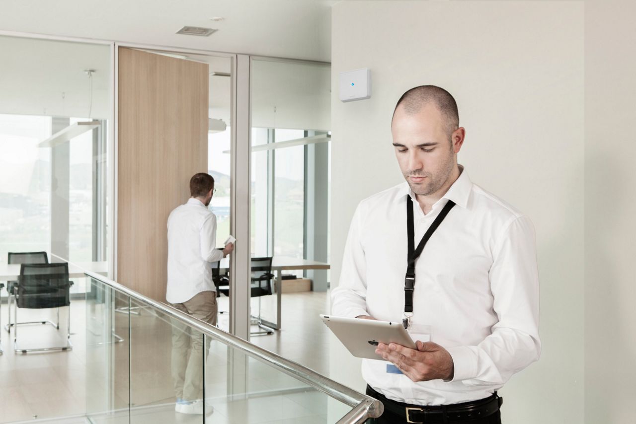 Responsable de gestion sur sa tablette