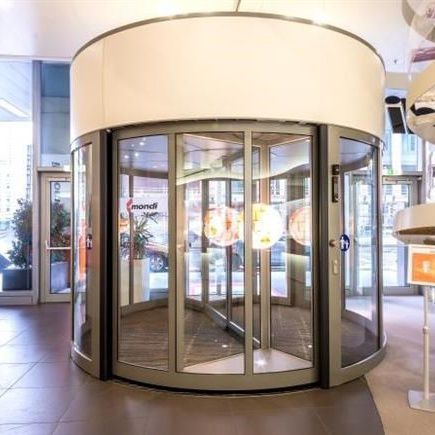 Vrtljiva vrata v preddverju podjetja Mondi AG