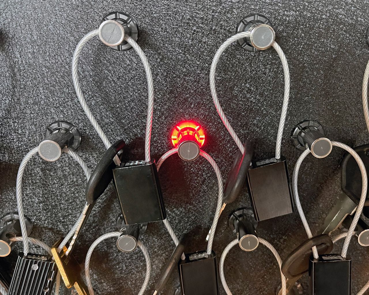 Illuminated key position within a KEYper MXi key cabinet
