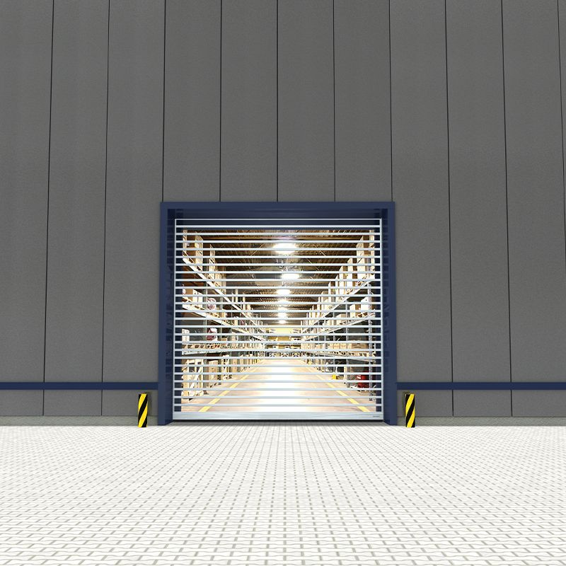 照片取自一座带 RR3000 外门的灰色仓库建筑。