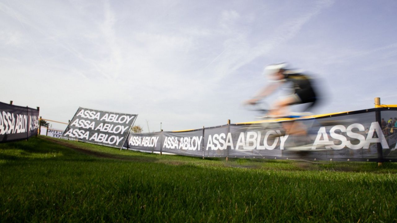 ASSA ABLOY stevig in de kijker tijdens zinderende openingsmanche van de Superprestige