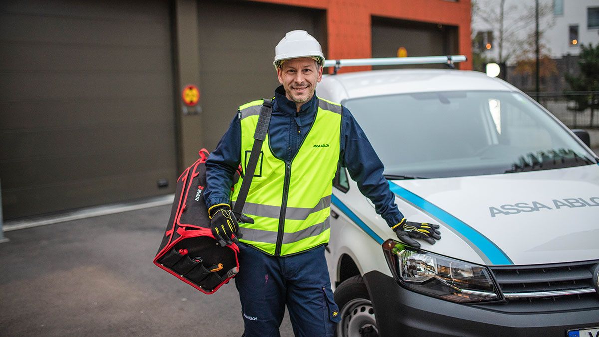Entrance systems worker in front of car