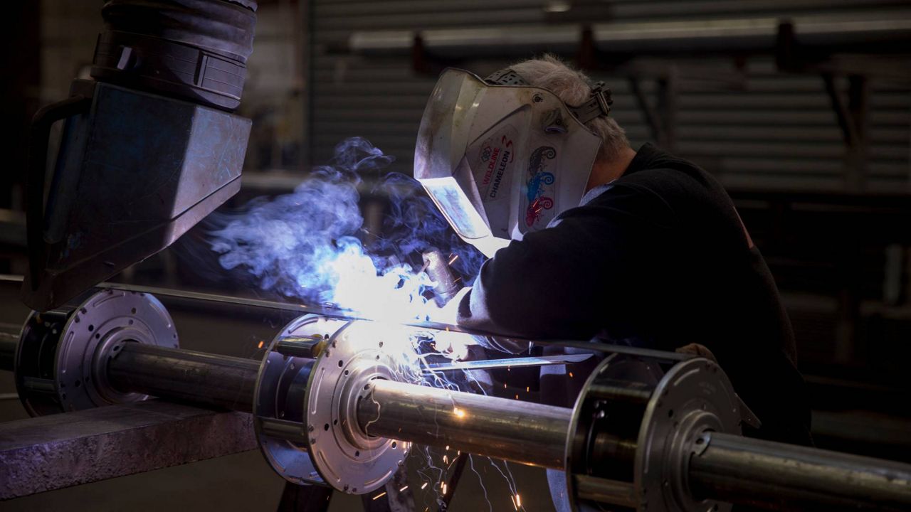 Opération de soudure réalisée en atelier de fabrication de rideaux métalliques dans les locaux ISEA.