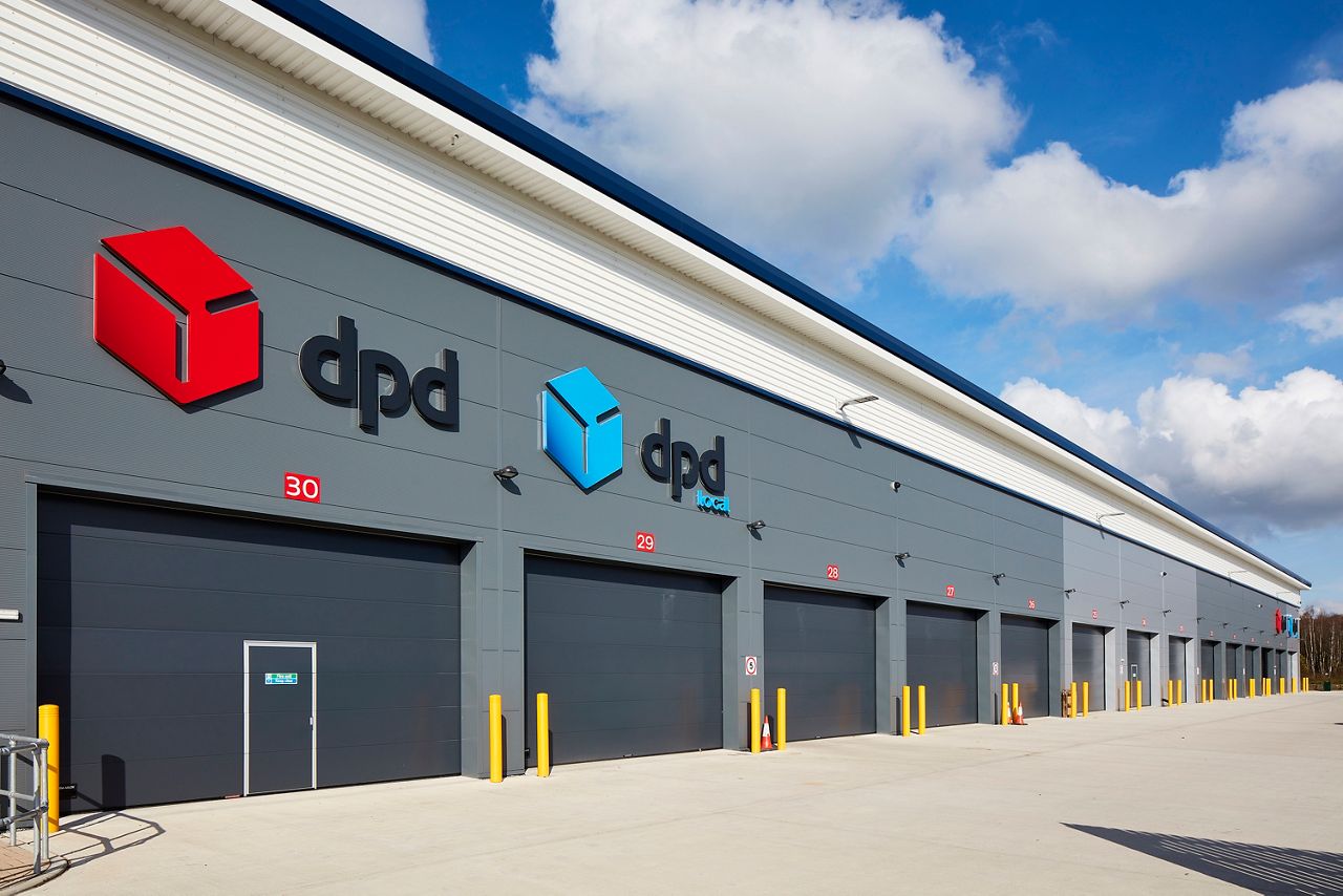 Sectionaalpoorten in gebouw van dpd met en zonder deur in de poort