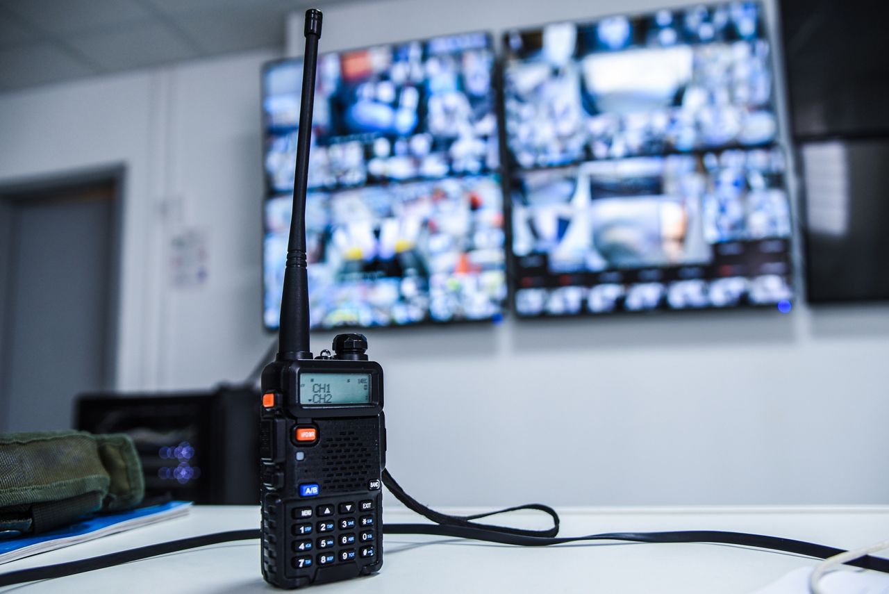 Supervisión por radio y cámara en la oficina de seguridad del hospital
