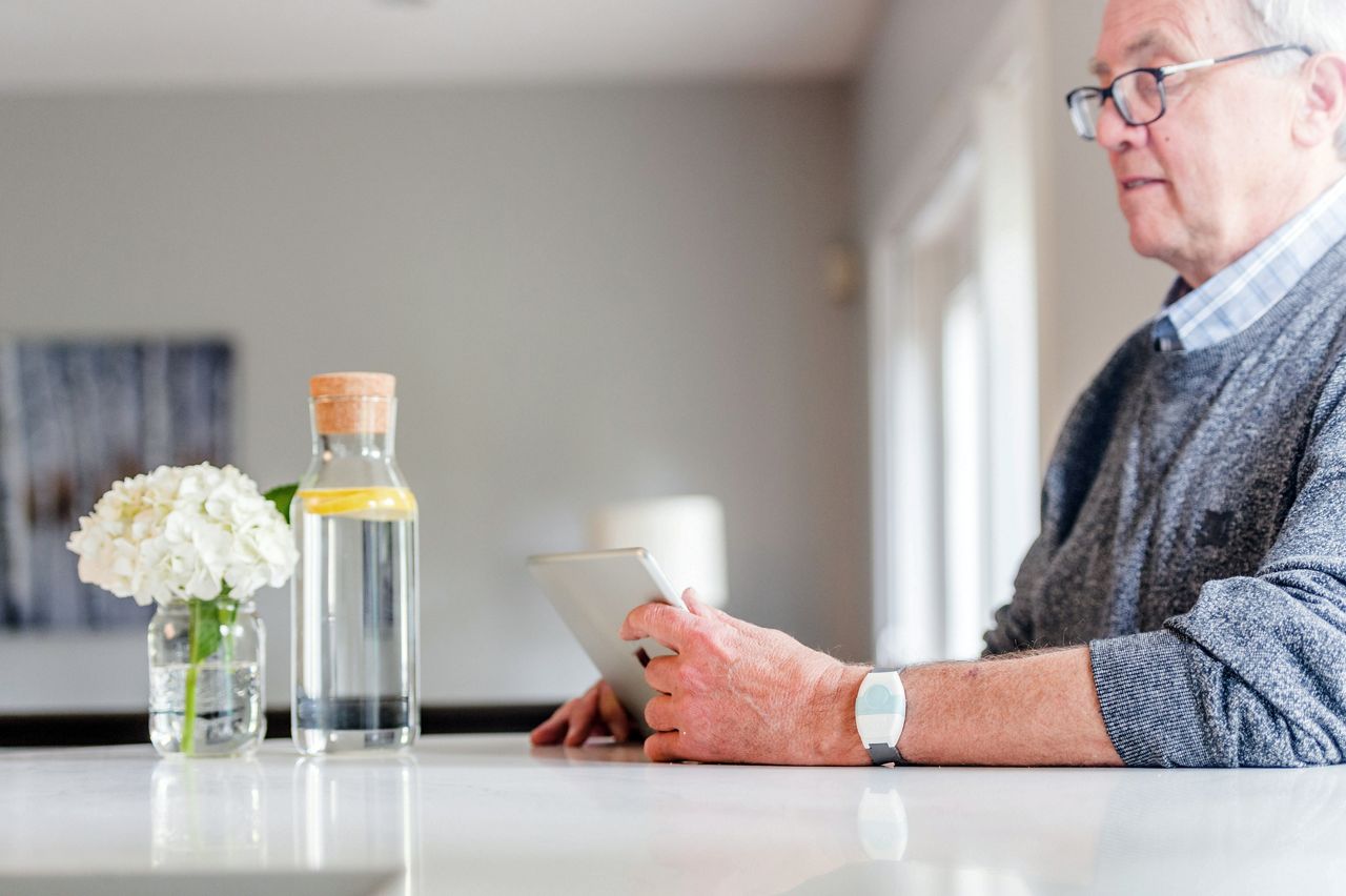 Man using ipad.