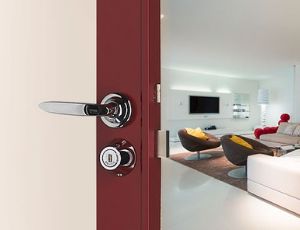 Serrures de sécurité Fichet avec une porte ouverte sur un salon
