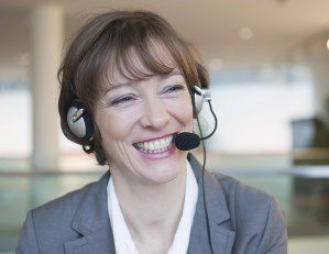 Femme souriante au service consommateurs Point Fort Fichet