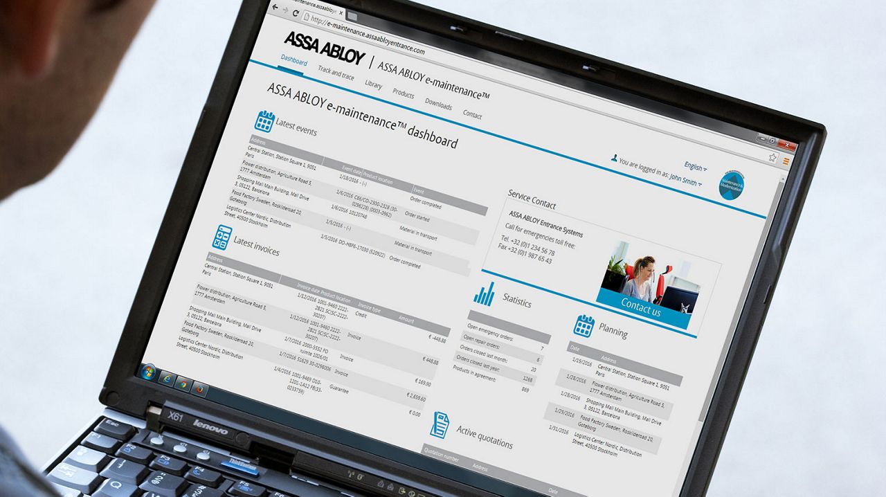 Nahaufnahme einer Person, die eine Assa Abloy-Website auf einem Laptop besucht.