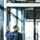Tecnico ASSA ABLOY controlla porte automatiche scorrevoli