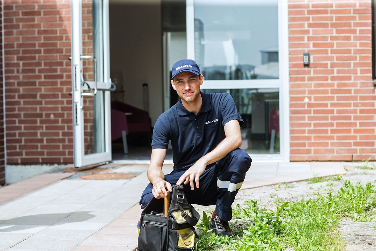 Servicetekniker framför en dörr