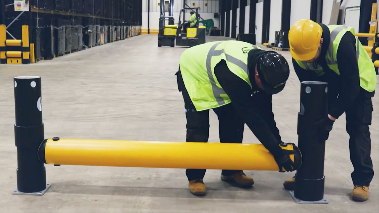 Serviço de Instalação Onflex, com equipe técnica realizando a montagem de barreira flexível de proteção em ambiente industrial