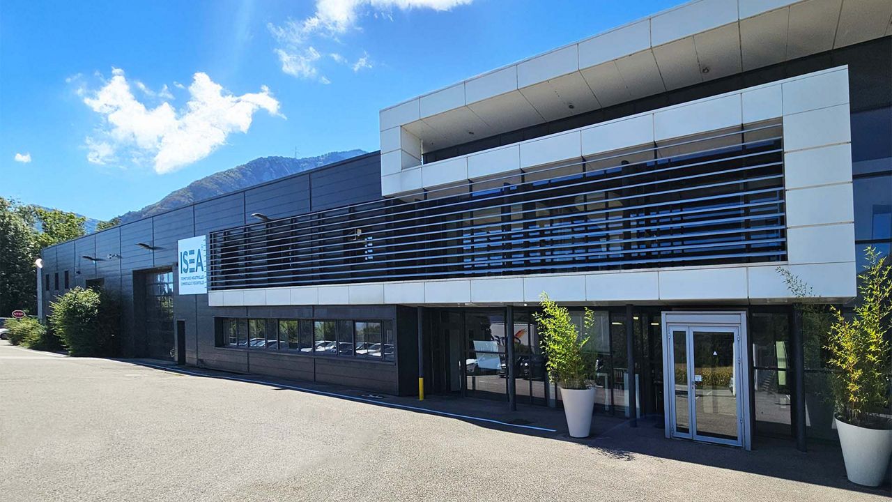 Vue d'expérieur sur le bâtiment du siège de l’entreprise ISEA, fabricant des solutions de fermeture industrielles, commerciales et résidentielles.