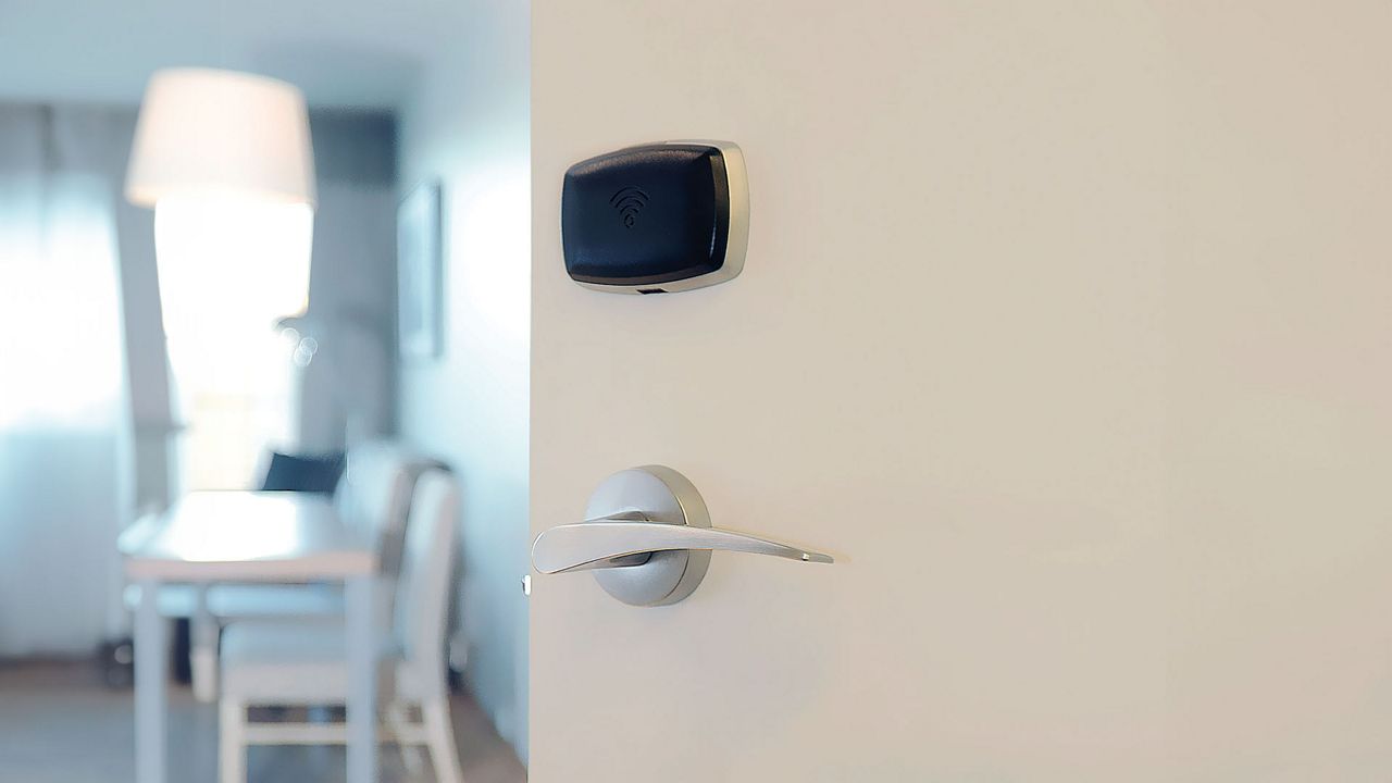 Vingcard Signature electronic lock on door