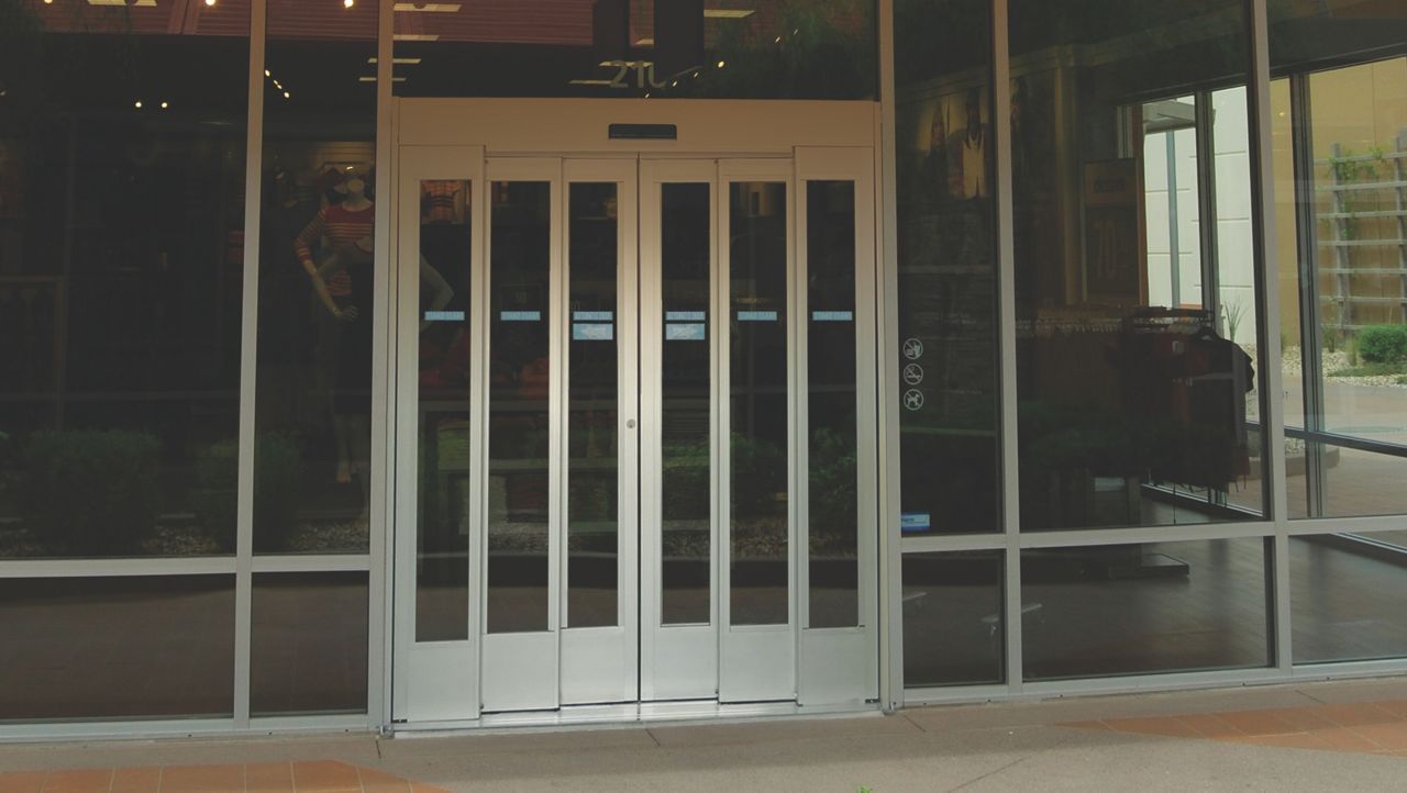 Frontview of a public building with the ASSA ABLOY SL500 T67 telescopic doors.